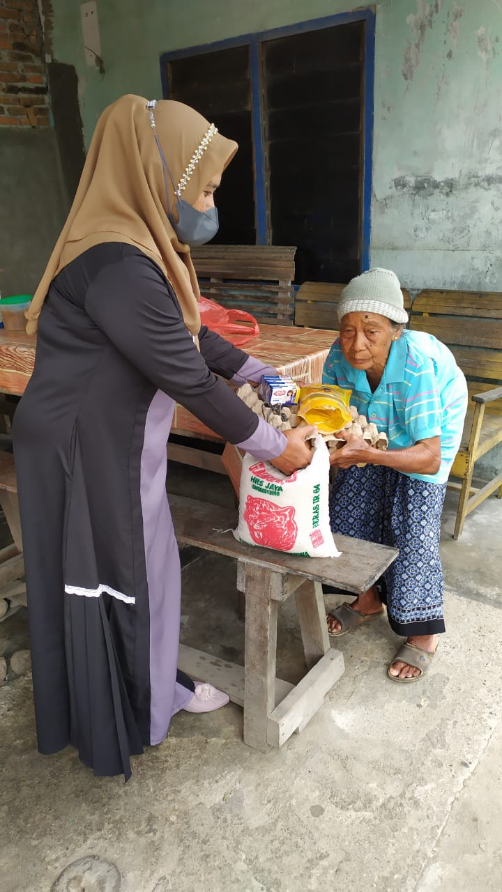 memberi bantuan